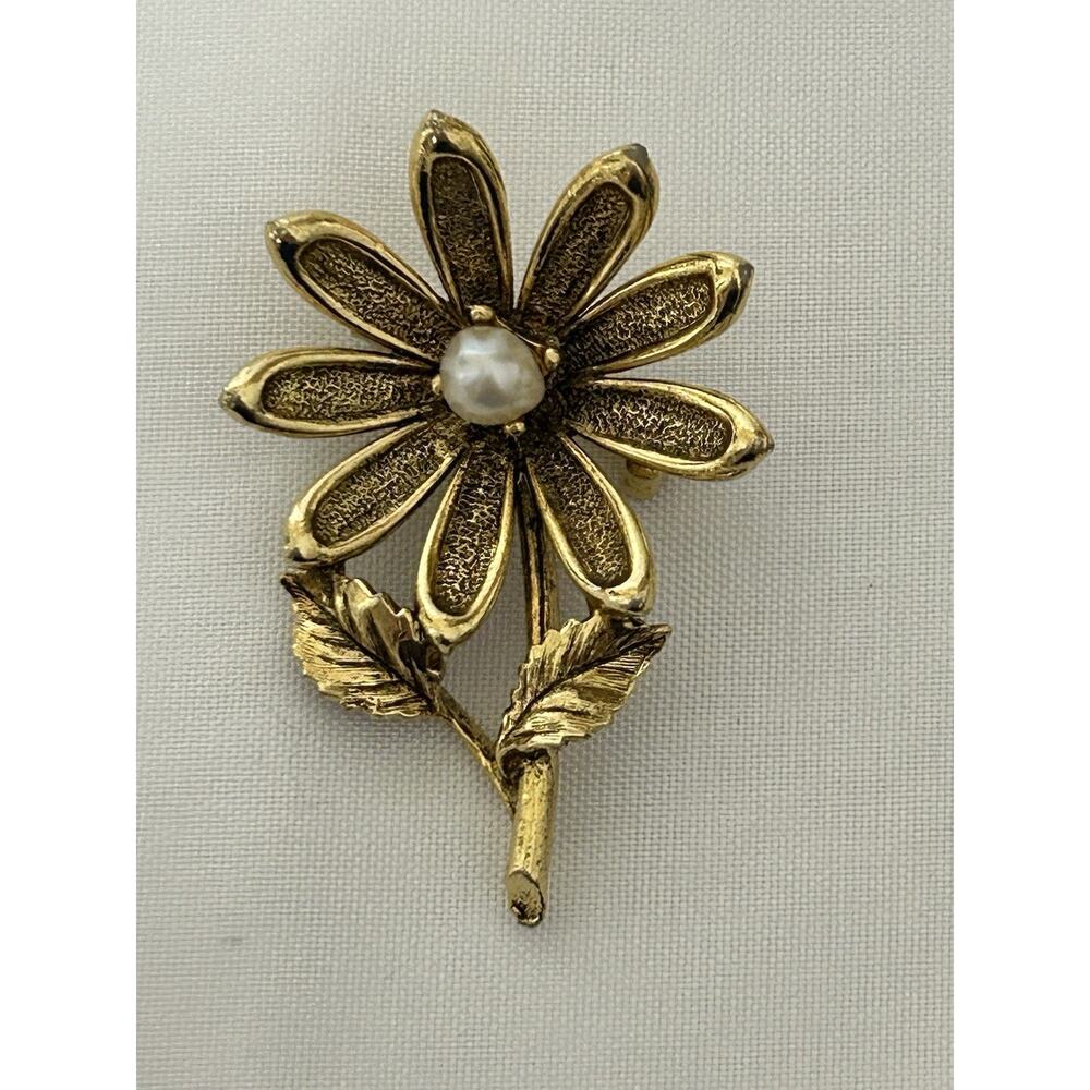 Beautiful Gold Tone Daisy Brooch By Tacoa